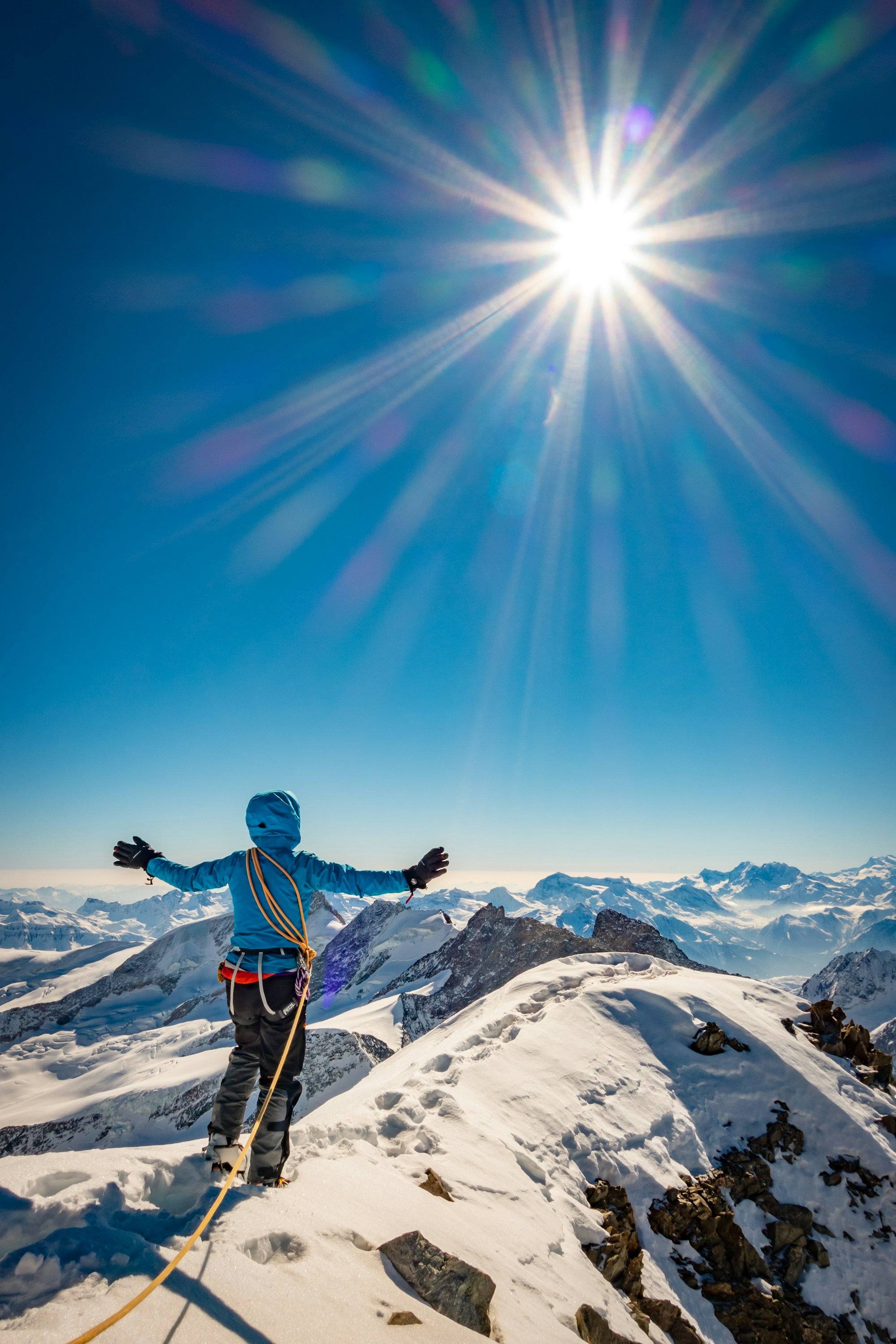 Альпинист на снежной вершине